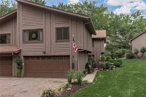 791 Geddes Blf, Sagamore Hills, OH 44067