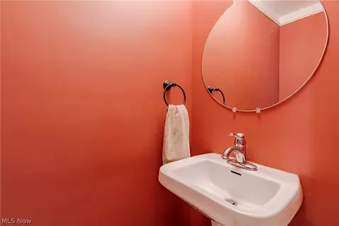 Bath - 110 Meadow Ln, Solon, OH 44139 photo 1 of 3
