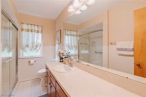 Bath - 110 Meadow Ln, Solon, OH 44139 photo 2 of 3