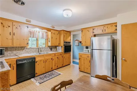 Kitchen - 110 Meadow Ln, Solon, OH 44139 photo 3 of 3