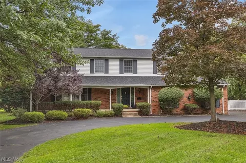 5045 Clubside Rd, Lyndhurst, OH 44124
