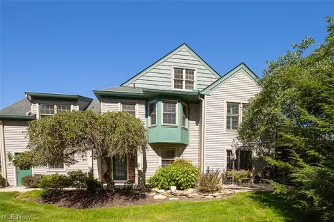 878 Hampton Ct, Sagamore Hills, OH 44067