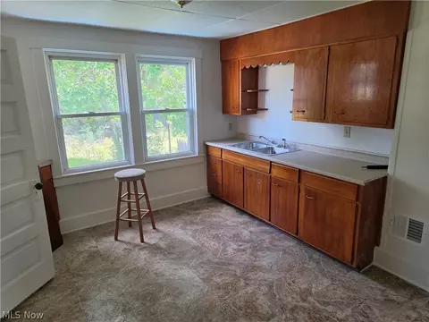 442 Garfield St, Struthers, OH 44471 photo 4