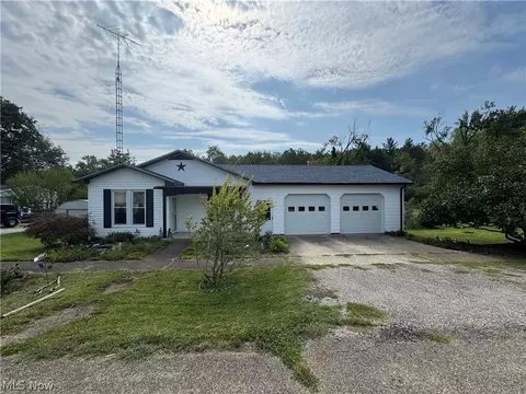 26081 Rock St, Coolville, OH 45723