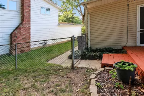 Exterior - 166 Pinewood Dr, Elyria, OH 44035 photo 14 of 15