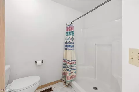Bath - 3126 Cliffside Dr, Akron, OH 44321 photo 2 of 3