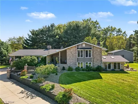 4824 Rolling View Dr, Akron, OH 44333