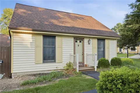 46103 New England Sq #D, New Waterford, OH 44445