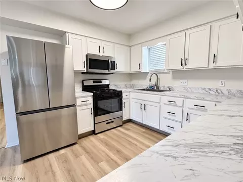 Kitchen - 405 Baldwin Rd, Akron, OH 44312 photo 2 of 4