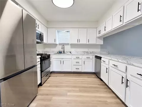 Kitchen - 405 Baldwin Rd, Akron, OH 44312 photo 3 of 4