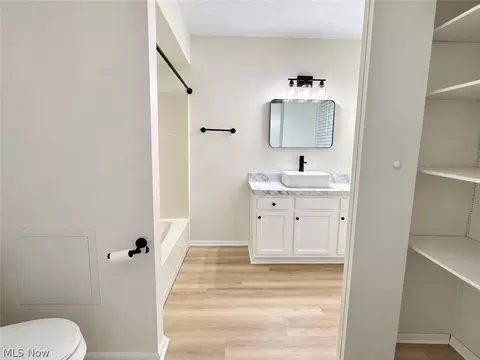 Bath - 405 Baldwin Rd, Akron, OH 44312 photo 1 of 4