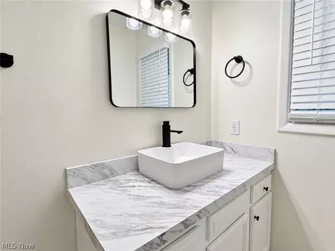 Bath - 405 Baldwin Rd, Akron, OH 44312 photo 2 of 4