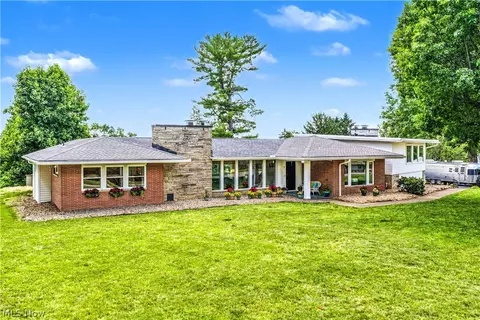 3 Meadowcrest Dr, Parkersburg, WV 26104