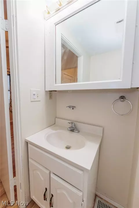 Bath - 1305 Big Falls Ave, Akron, OH 44310 photo 3 of 3