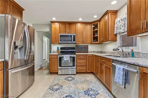 Kitchen - 4617 Commodore Dr, Stow, OH 44224 photo 3 of 5