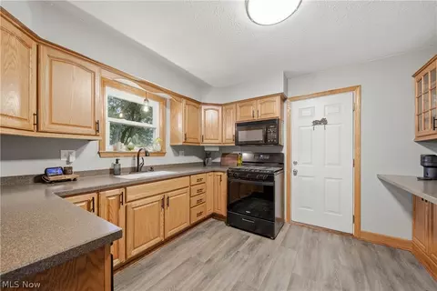 Entry Way - 8008 Garnet Ave NE, Canton, OH 44721 photo 1 of 2