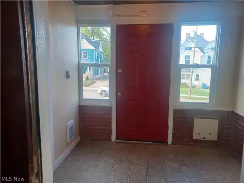 Entry Way - 148 Elm St, Struthers, OH 44471 photo 1 of 5