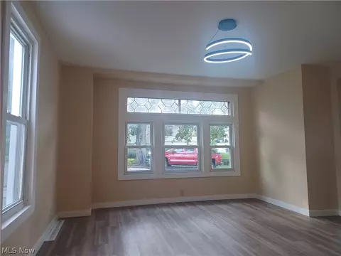Living - 148 Elm St, Struthers, OH 44471 photo 2 of 2