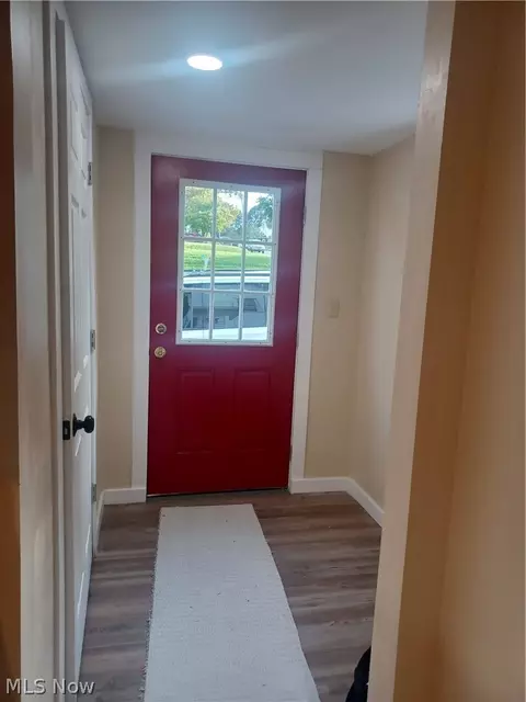 Entry Way - 148 Elm St, Struthers, OH 44471 photo 4 of 5
