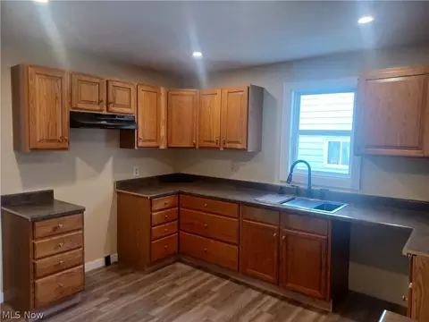 Entry Way - 148 Elm St, Struthers, OH 44471 photo 2 of 5