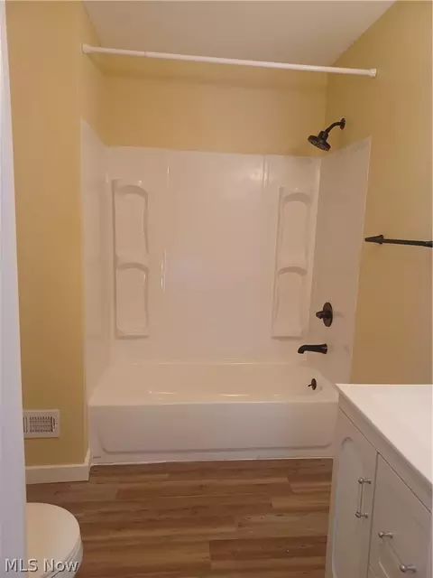Bath - 148 Elm St, Struthers, OH 44471 photo 2 of 3