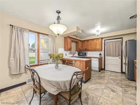 Dining - 553 Judith Ln, Struthers, OH 44471 photo 1 of 2