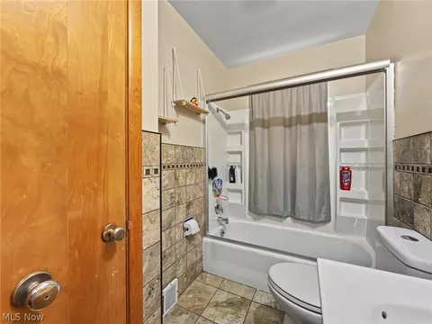 Bath - 553 Judith Ln, Struthers, OH 44471 photo 1 of 3