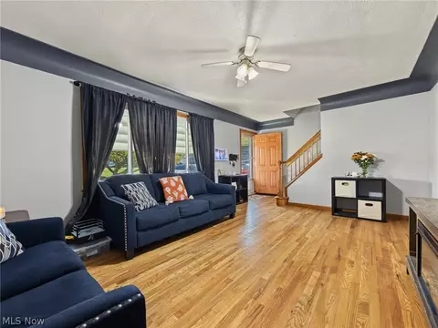 Living - 553 Judith Ln, Struthers, OH 44471 photo 1 of 3