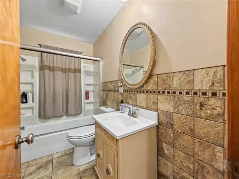 Bath - 553 Judith Ln, Struthers, OH 44471 photo 2 of 3