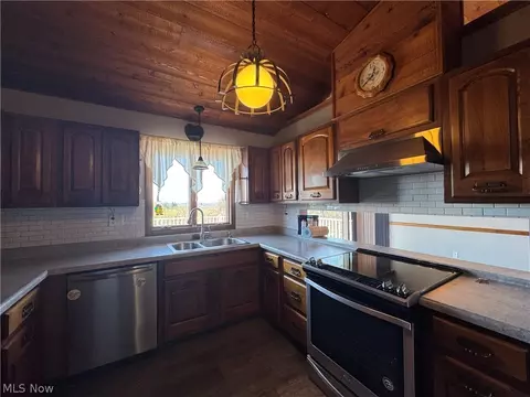 Kitchen - 52250 Sidon Rd, Dillonvale, OH 43917 photo 3 of 4