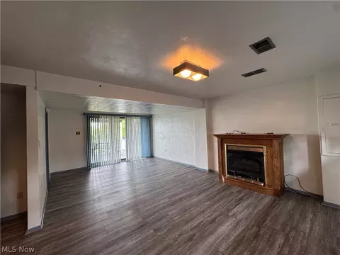 Living - 52250 Sidon Rd, Dillonvale, OH 43917 photo 9 of 10