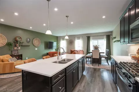 Kitchen - 1165 Meadow Run, Copley, OH 44321 photo 4 of 5