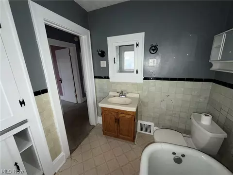 Bath - 2406 Nicholas Pl NW, Canton, OH 44708 photo 2 of 2