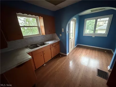 Entry Way - 2406 Nicholas Pl NW, Canton, OH 44708 photo 1 of 5