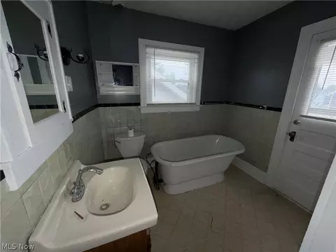 Bath - 2406 Nicholas Pl NW, Canton, OH 44708 photo 1 of 2