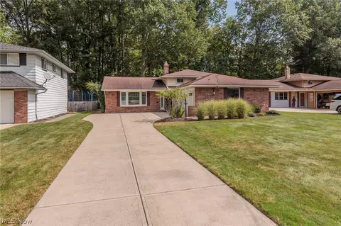4143 Brendan Ln, North Olmsted, OH 44070