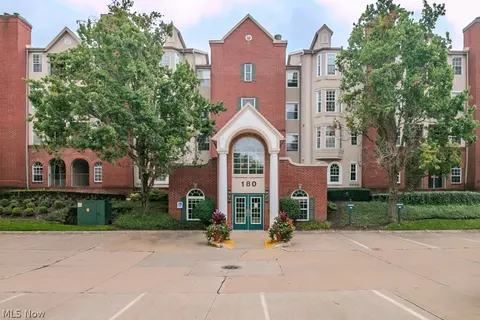 180 Fox Hollow Dr #103, Mayfield Heights, OH 44124