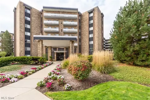 2202 Acacia Park Dr #2502, Lyndhurst, OH 44124