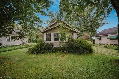 2821 Nesmith Lake Blvd, Akron, OH 44314