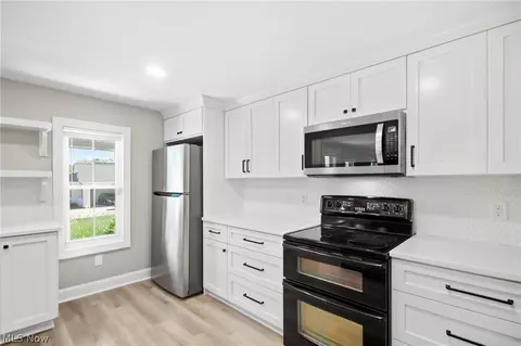 Kitchen - 33150 Miles Rd, Solon, OH 44139 photo 3 of 4