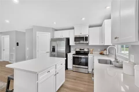 Kitchen - 302 Ridgewater Dr, Elyria, OH 44035 photo 2 of 3