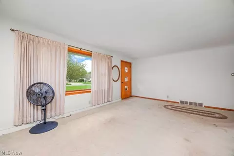 Living - 124 Yunker Ct, Elyria, OH 44035 photo 3 of 4