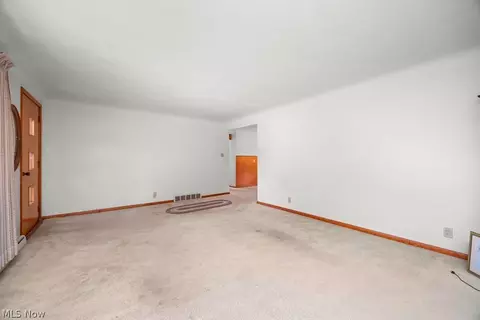 Living - 124 Yunker Ct, Elyria, OH 44035 photo 2 of 4