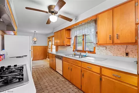 Kitchen - 124 Yunker Ct, Elyria, OH 44035 photo 4 of 4