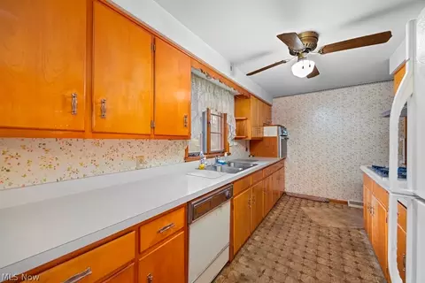 Kitchen - 124 Yunker Ct, Elyria, OH 44035 photo 2 of 4