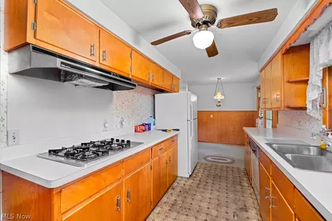 Kitchen - 124 Yunker Ct, Elyria, OH 44035 photo 3 of 4