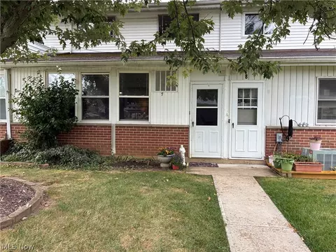 25500 Country Clb #7, North Olmsted, OH 44070