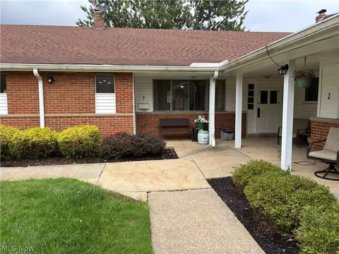 25500 Country Clb #7, North Olmsted, OH 44070
