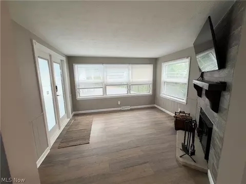 Living - 90 E 207th St, Euclid, OH 44123 photo 4 of 5
