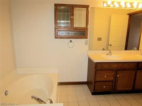 Bath - 7862 Walnut St #B, Boardman, OH 44512 photo 2 of 4
